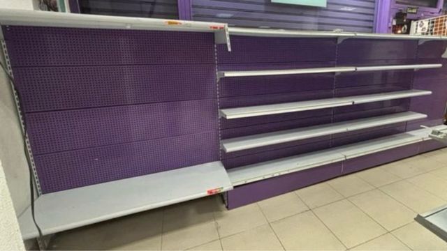 Estantería metálica morada y gris