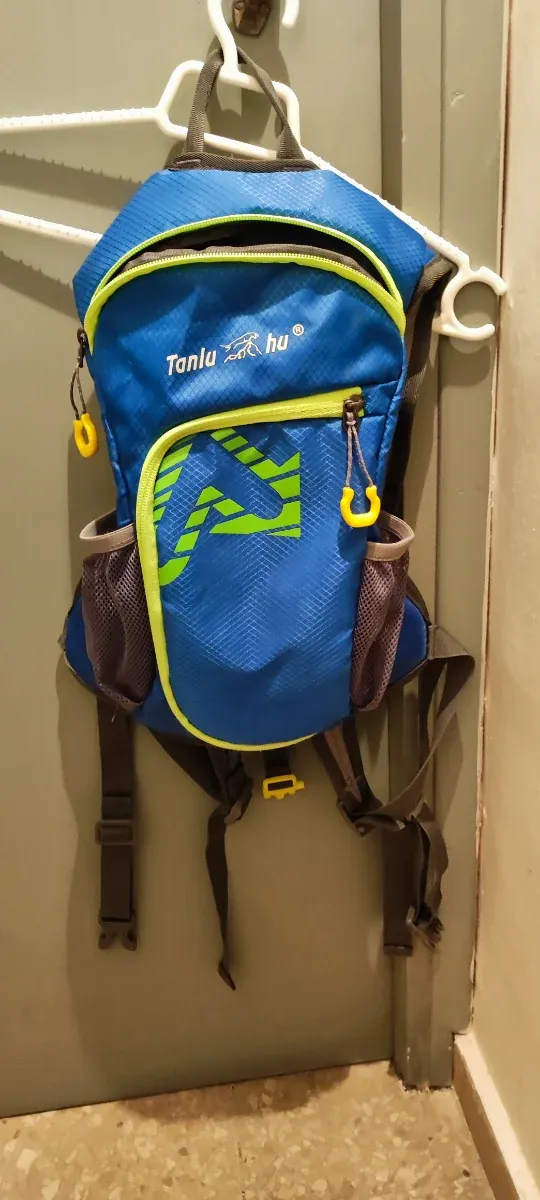 Mochila para bici y senderismo azul