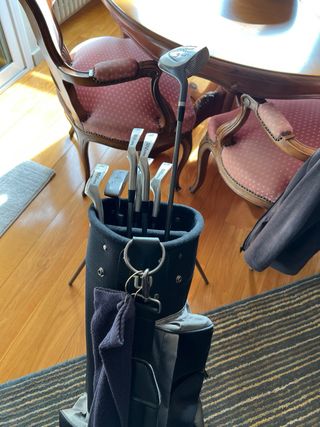Juego de palos de golf: Driver, 5 hierros y putt