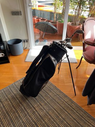 Juego de palos de golf: Driver, 5 hierros y putt