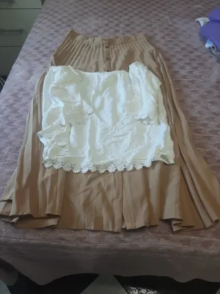 Conjunto Blusa Blanca y Falda Beige