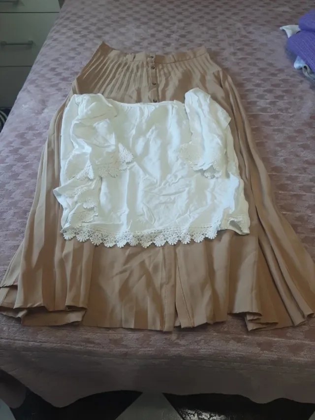 Conjunto Blusa Blanca y Falda Beige