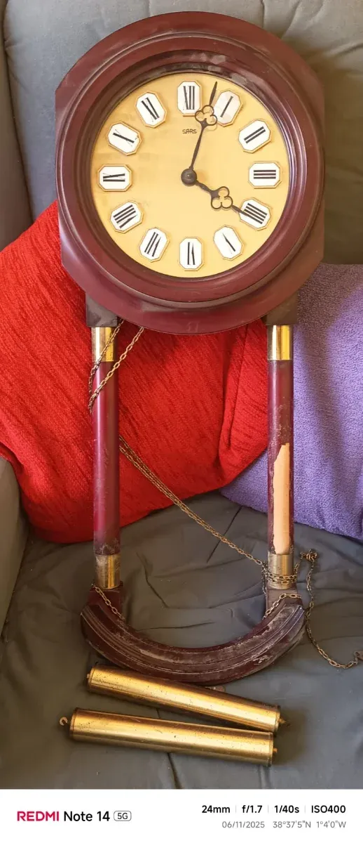 Reloj de pared antiguo con pesas