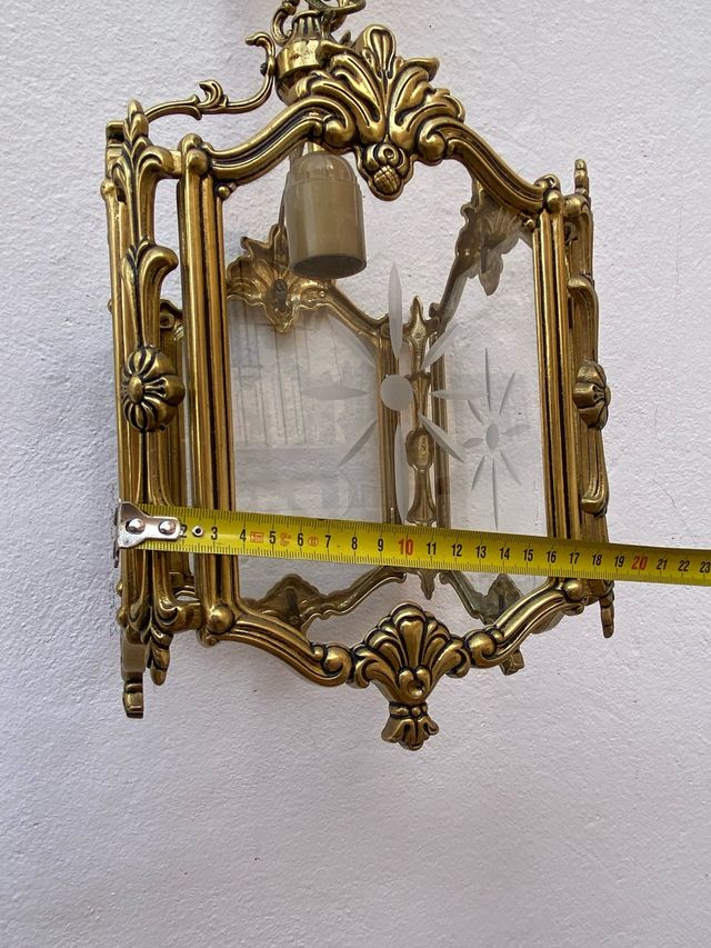 Lámpara de metal y cristal dorada, de bronce