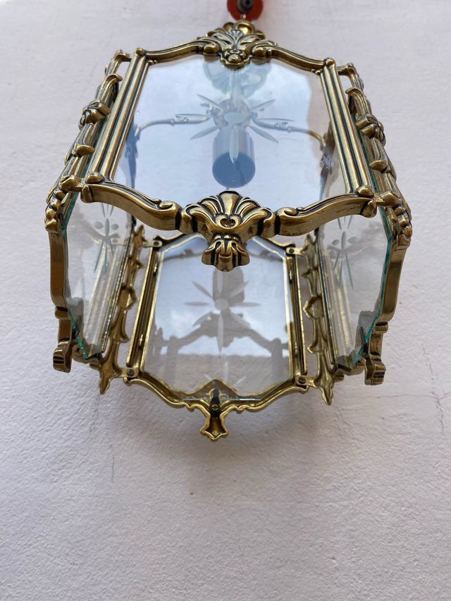 Lámpara de metal y cristal dorada, de bronce