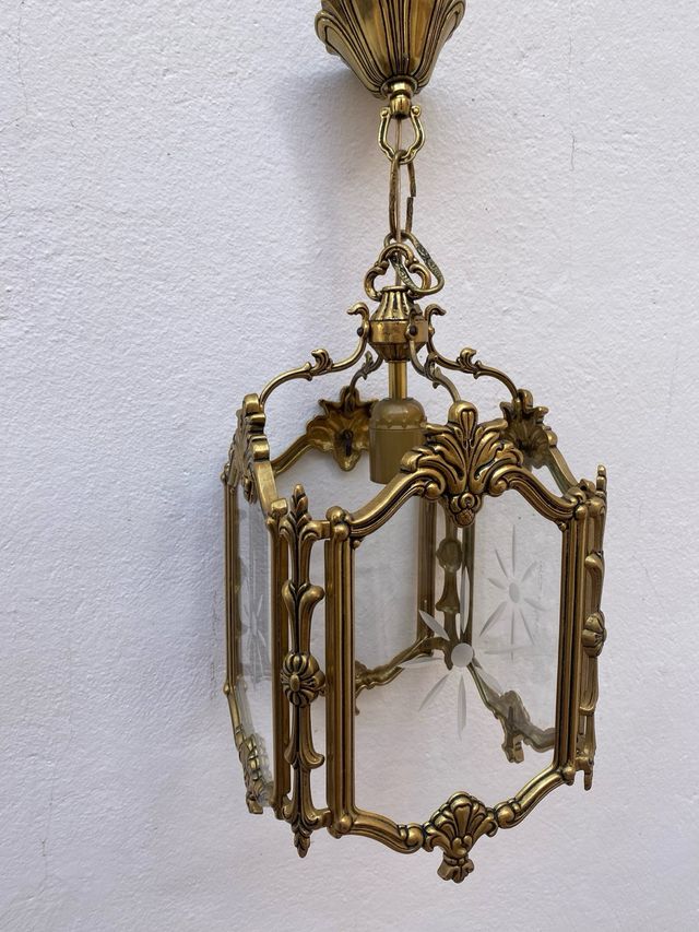 Lámpara de metal y cristal dorada, de bronce