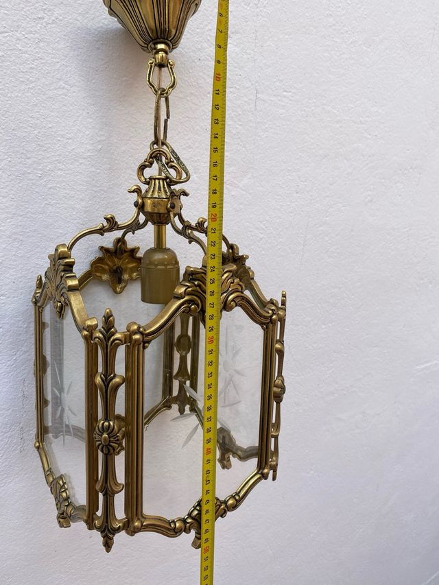 Lámpara de metal y cristal dorada, de bronce