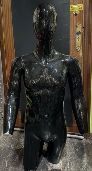 Maniquí negro brillante