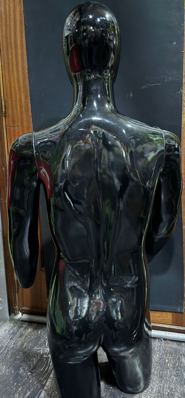 Maniquí negro brillante