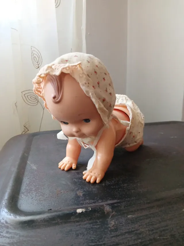 Muñeca Playmate 1979 gateando y funciona.