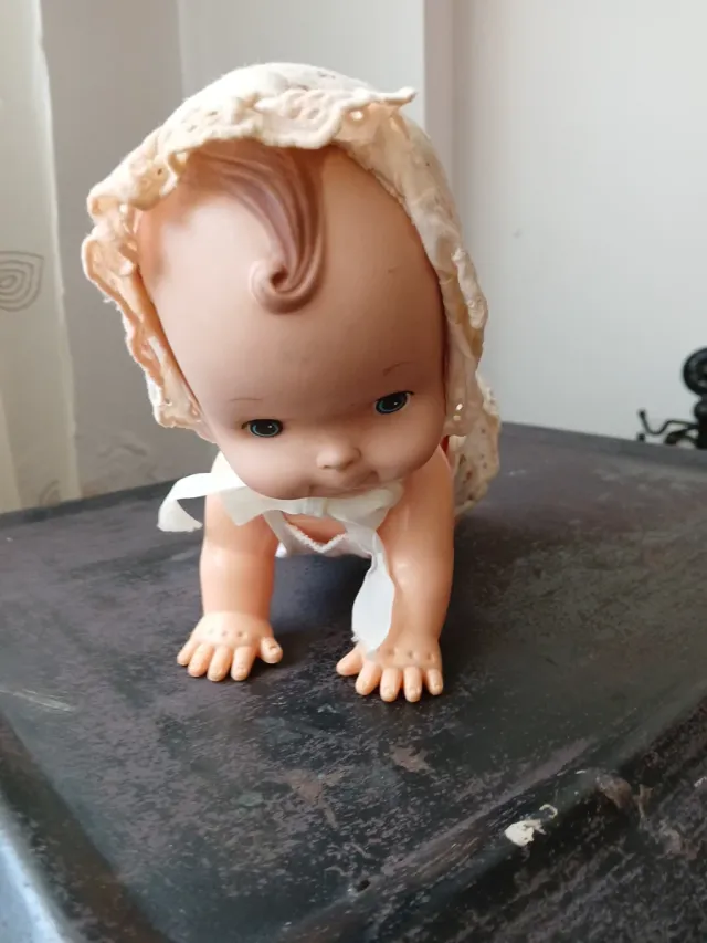 Muñeca Playmate 1979 gateando y funciona.