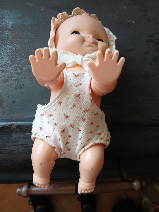 Muñeca Playmate 1979 gateando y funciona.