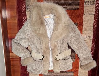 Chaqueta de pelo beige con cinturón
