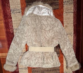 Chaqueta de pelo beige con cinturón