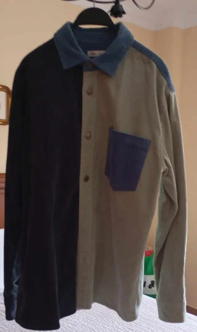 Camisa de retazos negra y verde oliva