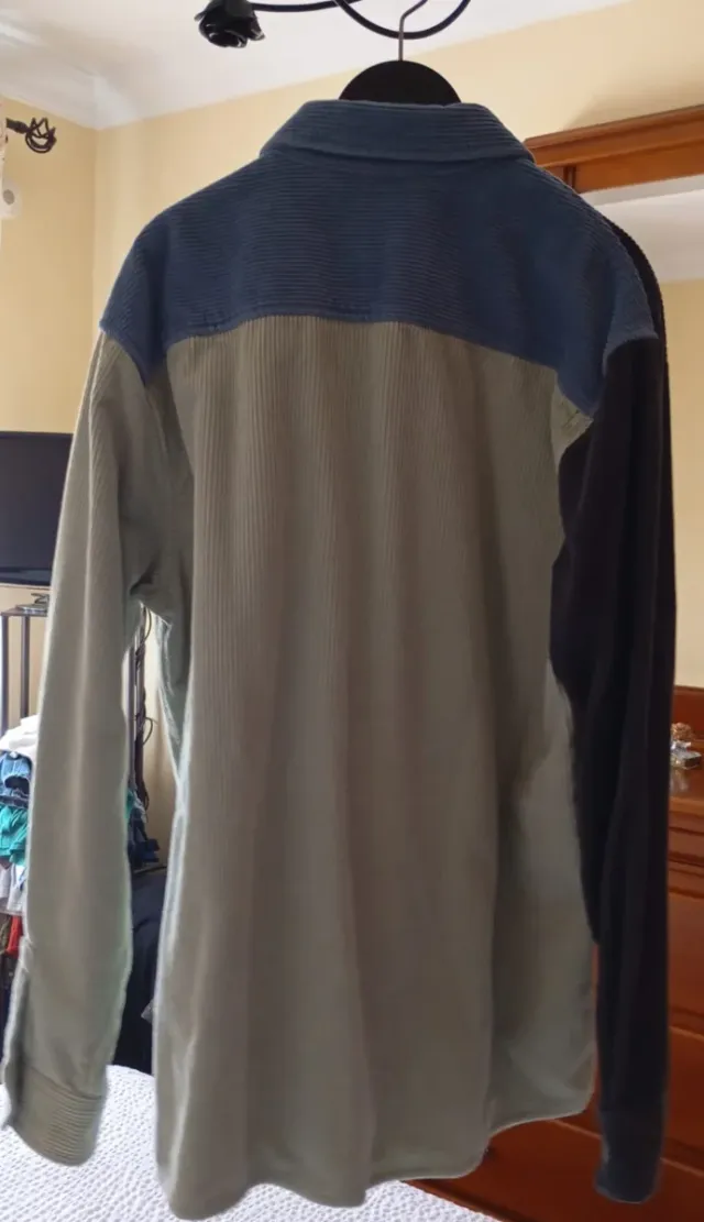 Camisa de retazos negra y verde oliva