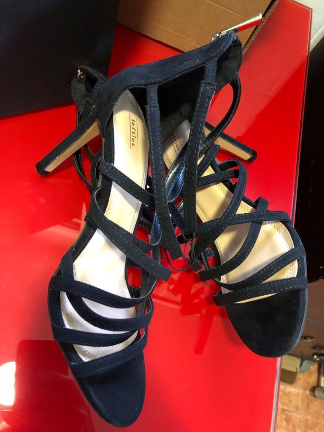 Sandalias de tacón negras elegantes