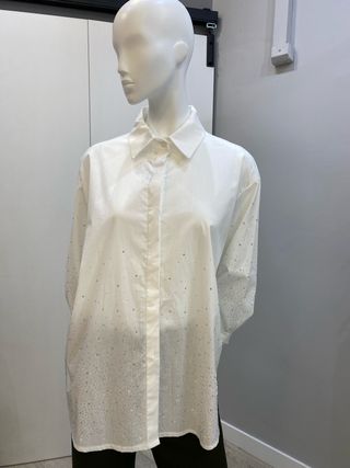 Camisa blanca con pedrería