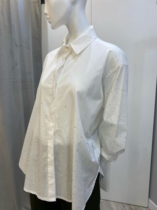 Camisa blanca con pedrería