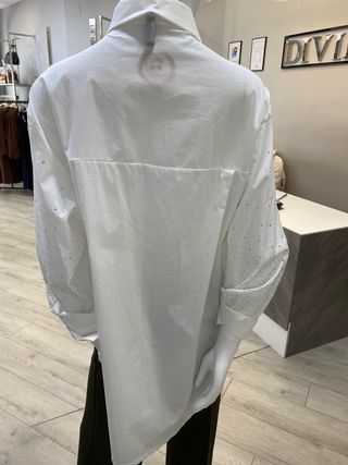 Camisa blanca con pedrería