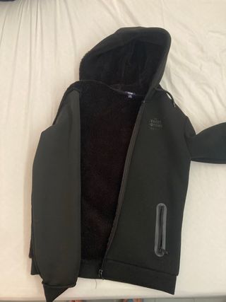 Sudadera negra con capucha y cremallera