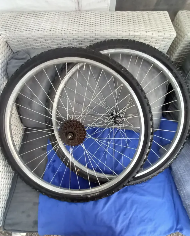 Ruote bici complete con pacco pignoni 24