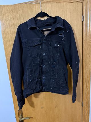 Chaqueta tejana negra con salpicaduras