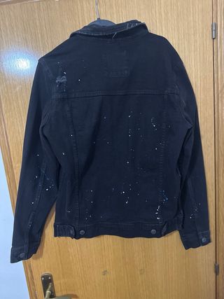 Chaqueta tejana negra con salpicaduras