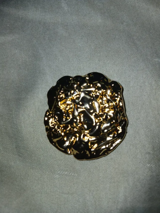 Broche dorado mujer