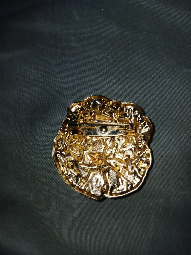 Broche dorado mujer