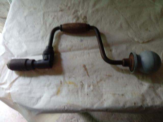 Berbiquí manual de madera y metal