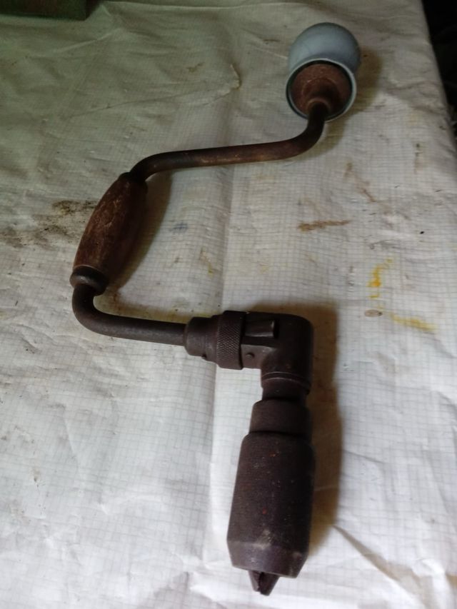 Berbiquí manual de madera y metal