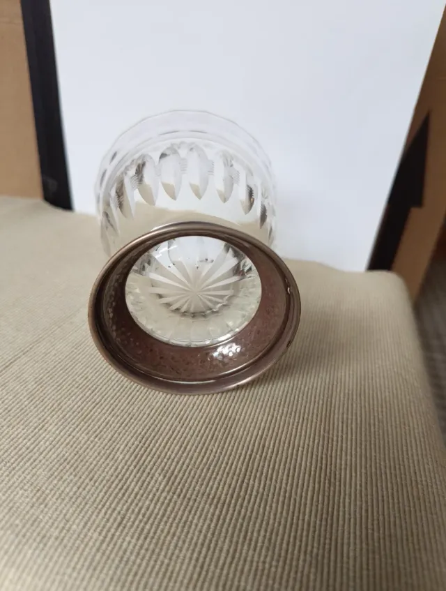 Florero cristal tallado base metal