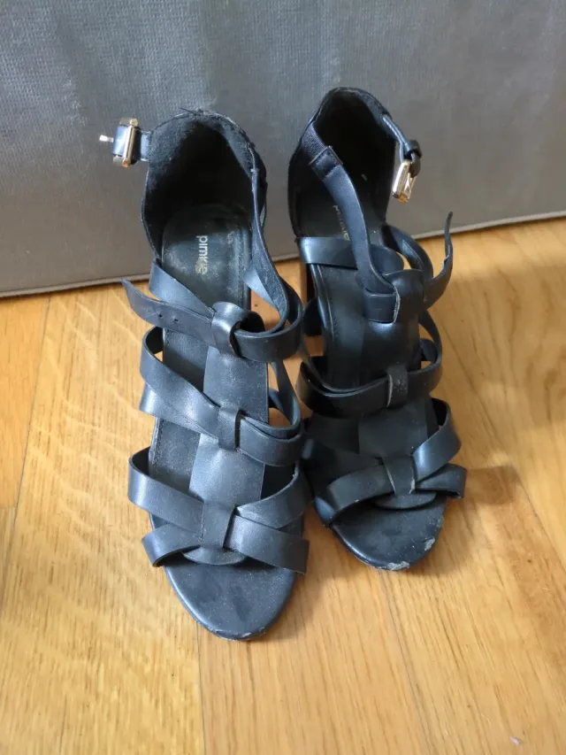 Sandali neri aperti con tacco