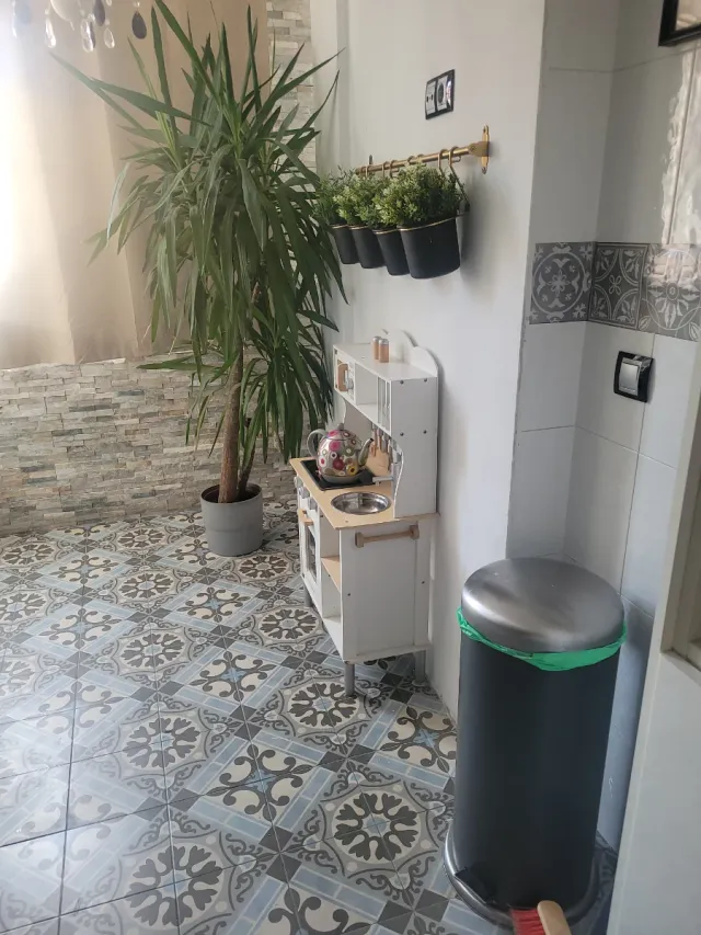 Cocinita de madera para niños. Tetera no incluida.