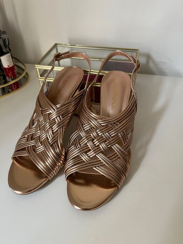 Sandalias doradas CATWALK