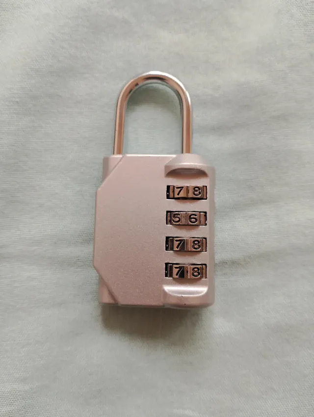 Candado de combinación plateado