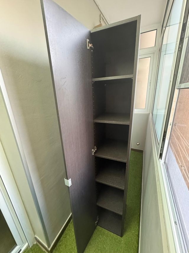 Armario estrecho de madera marrón color bengué