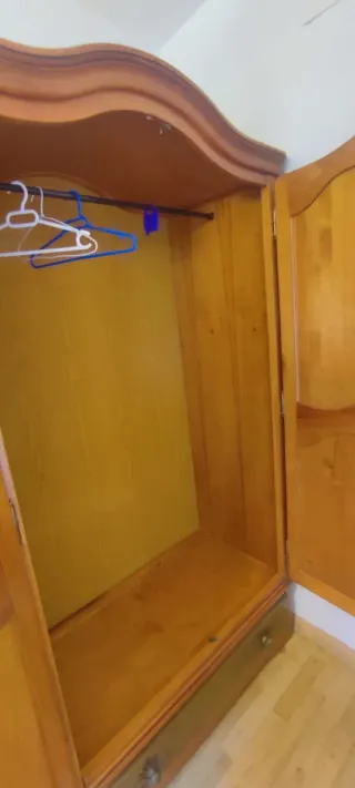 Armario y cama de madera tallada de Pino