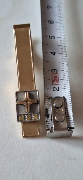 Pasador de corbata diseño cruz y piedras