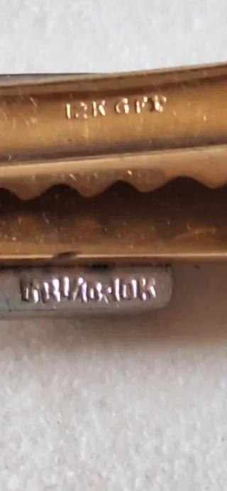 Pasador de corbata diseño cruz y piedras