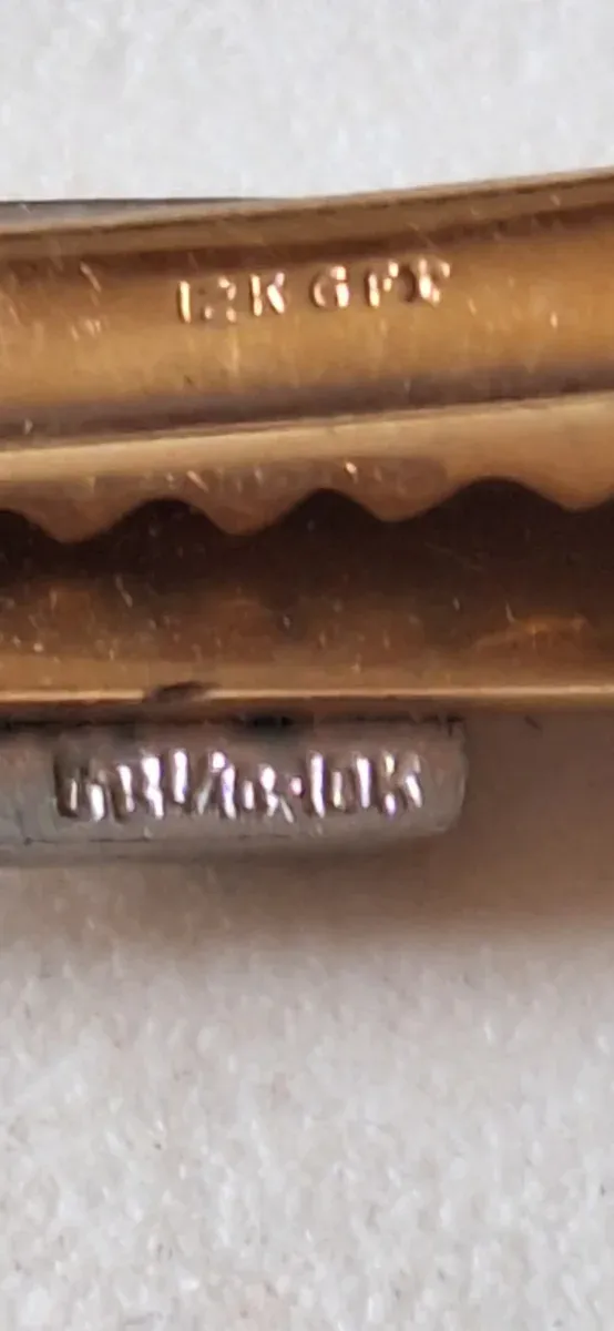 Pasador de corbata diseño cruz y piedras