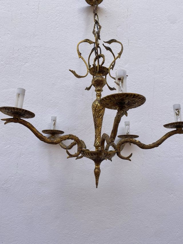 Lámpara de metal dorada