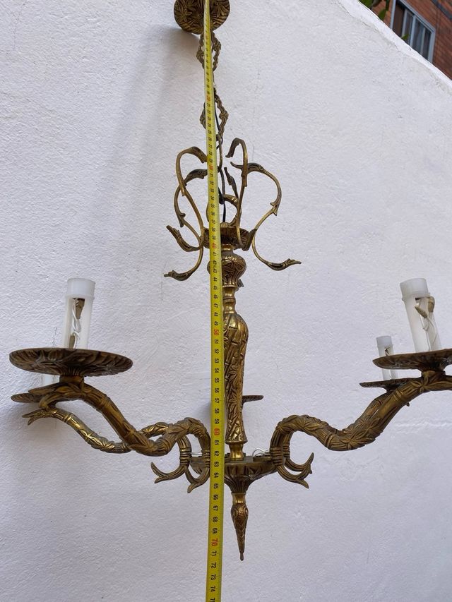 Lámpara de metal dorada