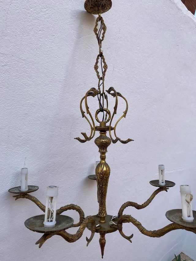 Lámpara de metal dorada