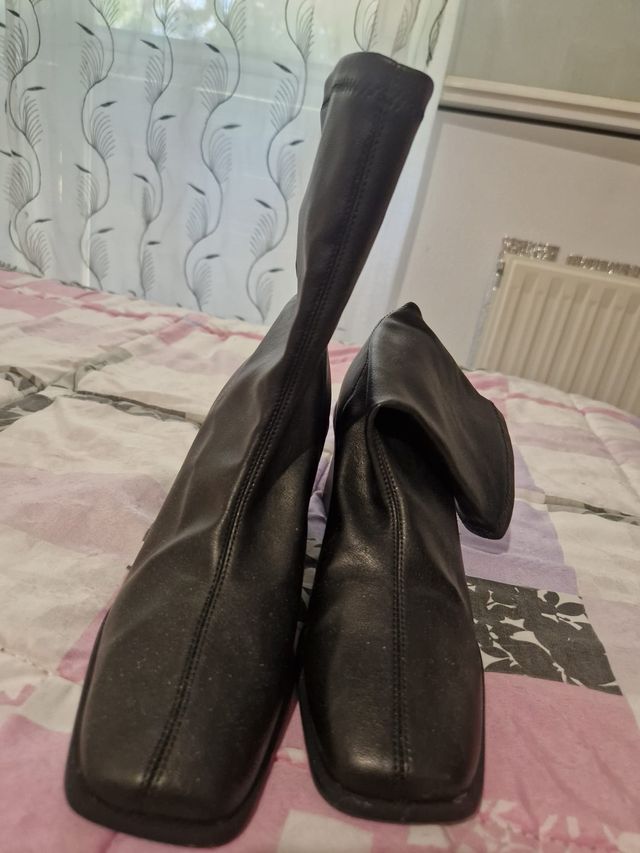 Botas negras de tacón cuadrado