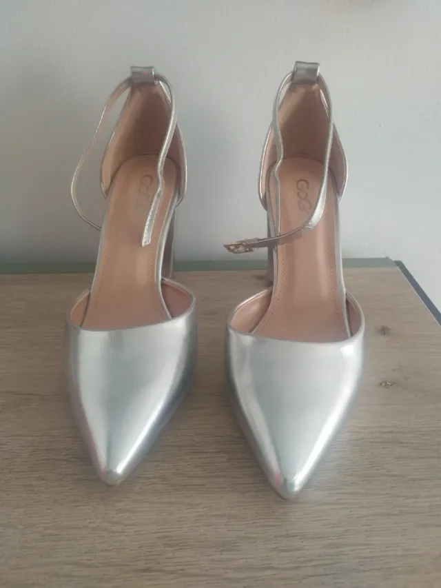 Zapatos de tacón plateados
