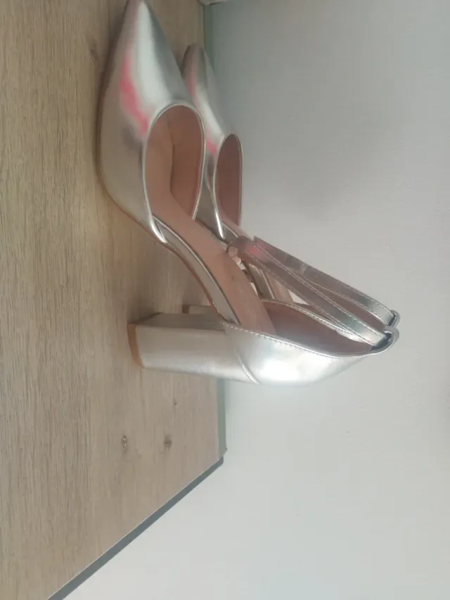 Zapatos de tacón plateados