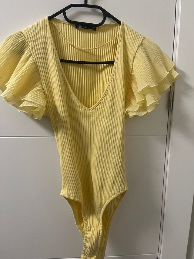 Body Zara amarillo con volantes