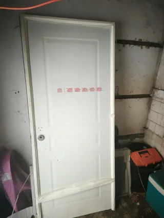 Puerta blanca exterior estándar